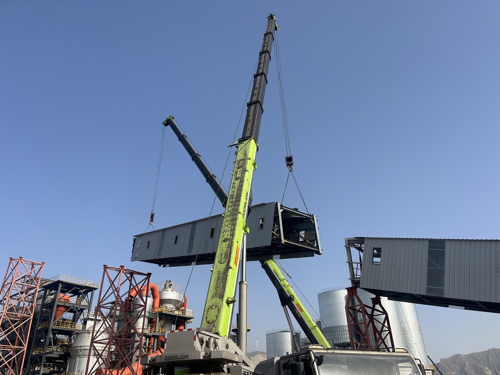 陜煤建設(shè)天工公司土建第二十一項(xiàng)目部：雙機(jī)抬吊破難題，通廊凌空展雄姿