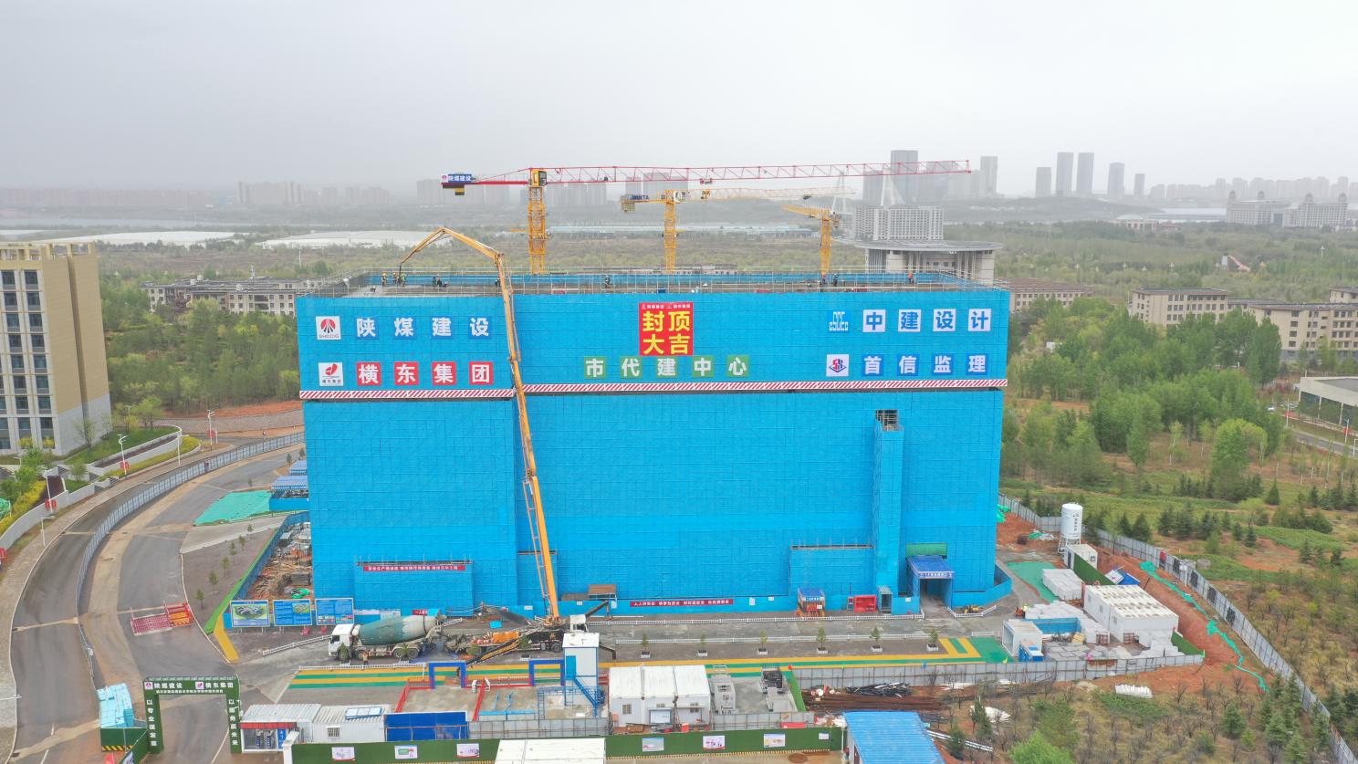 陜煤建設(shè)內(nèi)蒙古分公司：鄂爾多斯應(yīng)用技術(shù)學(xué)院實(shí)驗(yàn)樓主體結(jié)構(gòu)封頂，項(xiàng)目建設(shè)進(jìn)入新階段