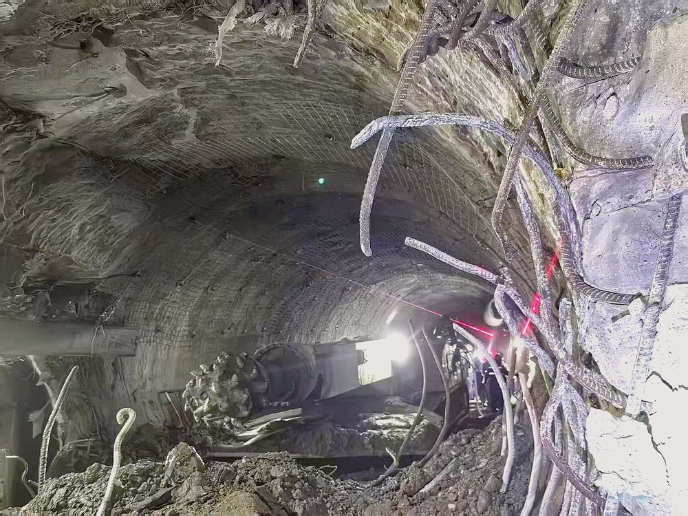 104米掘進(jìn)攻堅(jiān)！袁大灘煤礦2煤東翼帶式輸送機(jī)機(jī)頭硐室順利貫通