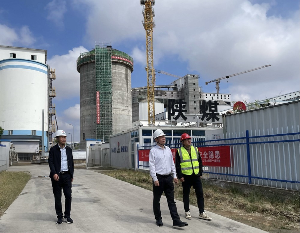 陜西小保當(dāng)?shù)V業(yè)有限公司副總經(jīng)理劉朕中一行深入天工公司基層項目開展端午節(jié)安全專項檢查