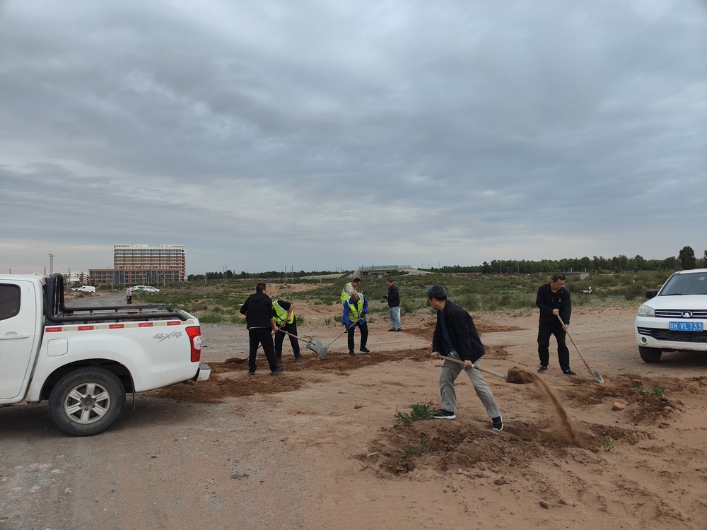 團(tuán)團(tuán)領(lǐng)航 青春筑路！陜煤青年突擊隊(duì)義務(wù)鋪就暖心路