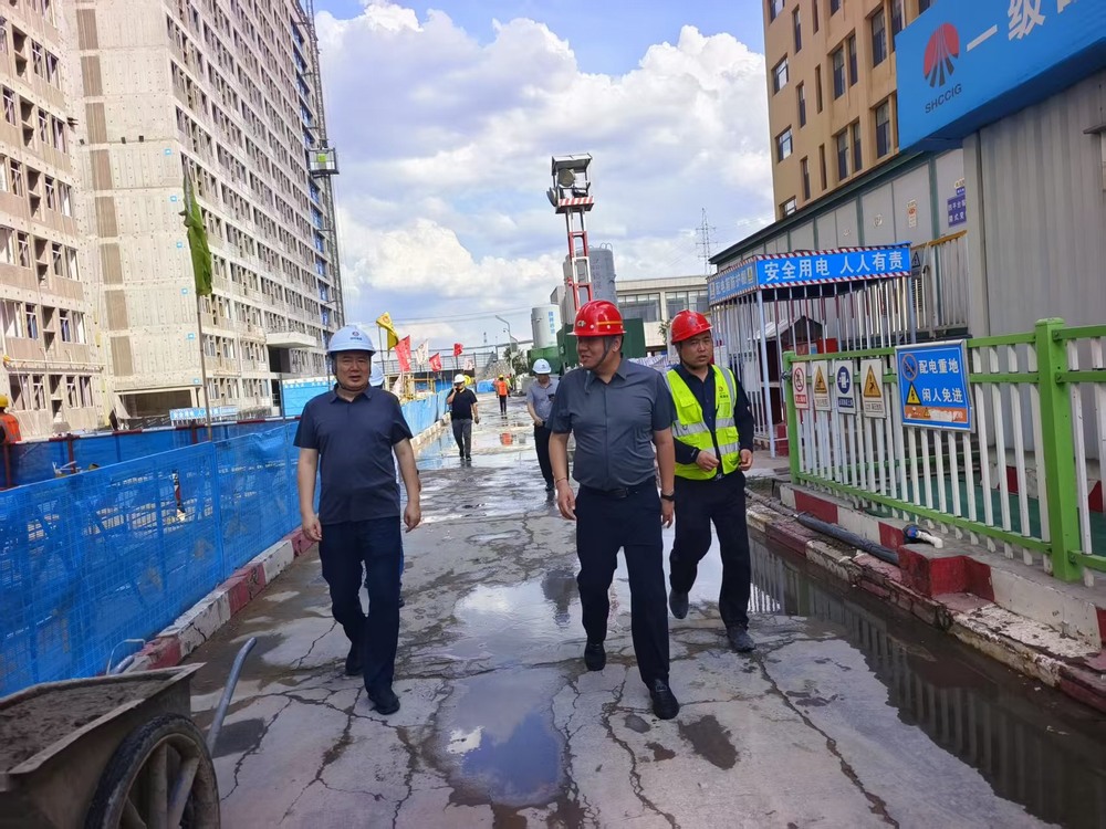 陜西省建設(shè)工程質(zhì)量安全監(jiān)督總站站長鄭海平一行蒞臨檸條塔煤礦新建3#、4#員工公寓樓項目檢查指導(dǎo)工作