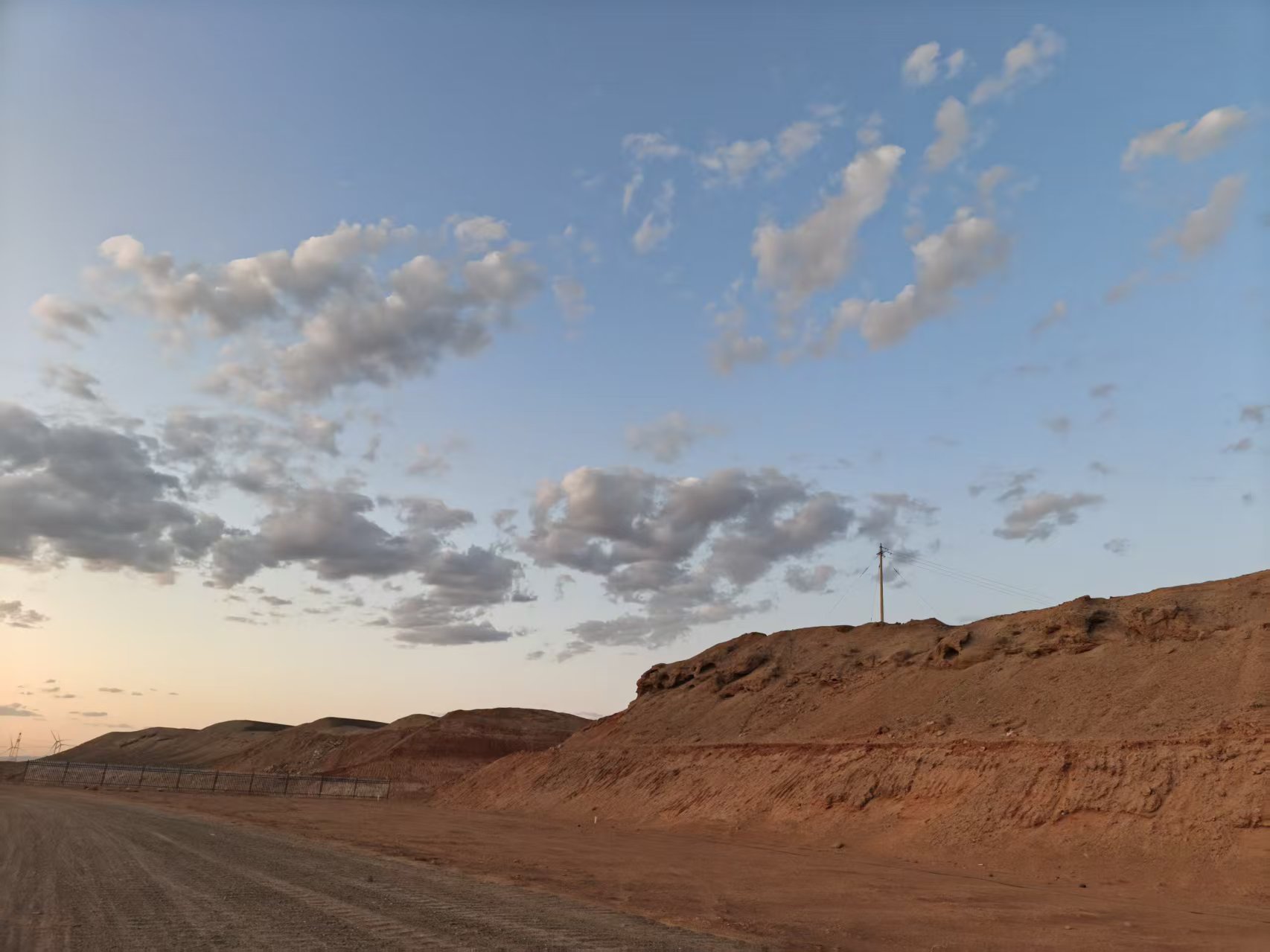陜煤建設(shè)西北分公司土建第一項(xiàng)目部：職工娛樂室正式開放 戈壁灘上建起“歡樂港灣”