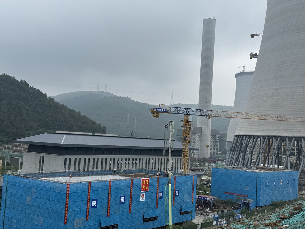 黃陵店頭電廠(chǎng)二期2X1000MW機(jī)組擴(kuò)建項(xiàng)目材料庫(kù)與檢修間主體結(jié)構(gòu)順利封頂