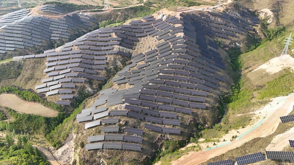 陜煤建設(shè)韓城分公司安裝第四項目部承建的陜煤電力夏縣100MW光伏發(fā)電項目成功實現(xiàn)首次并網(wǎng)