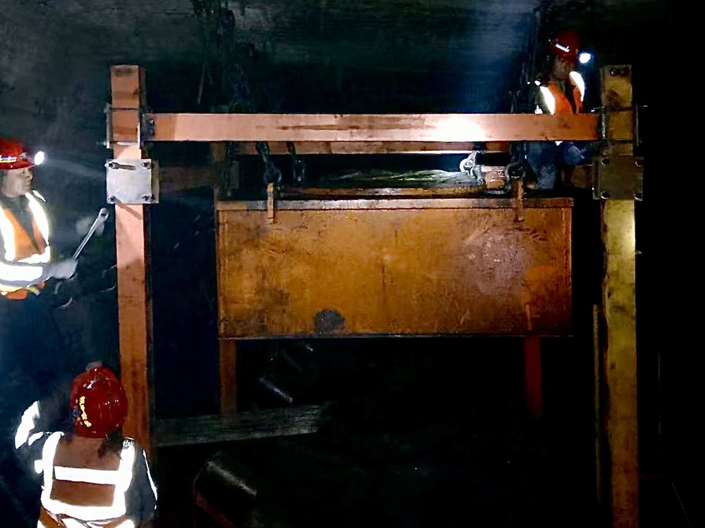 陜煤建設(shè)機(jī)電安裝公司神府項目部膠帶機(jī)頭除鐵器安裝任務(wù)順利完成