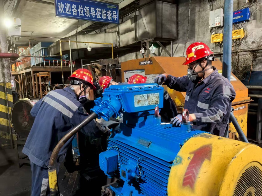 陜煤建設(shè)洗選煤運營公司檸條塔運營項目部：汗水浸透工裝色，高溫檢修護生產(chǎn)