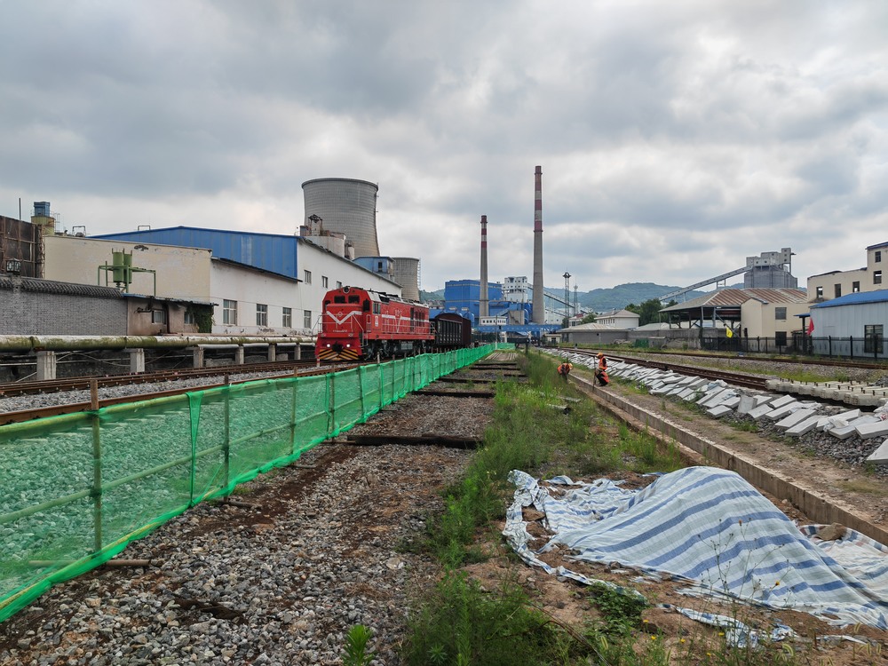 陜煤建設(shè)路橋分公司黃陵項(xiàng)目部迎雨季、戰(zhàn)酷暑、攻堅(jiān)沖刺保工期