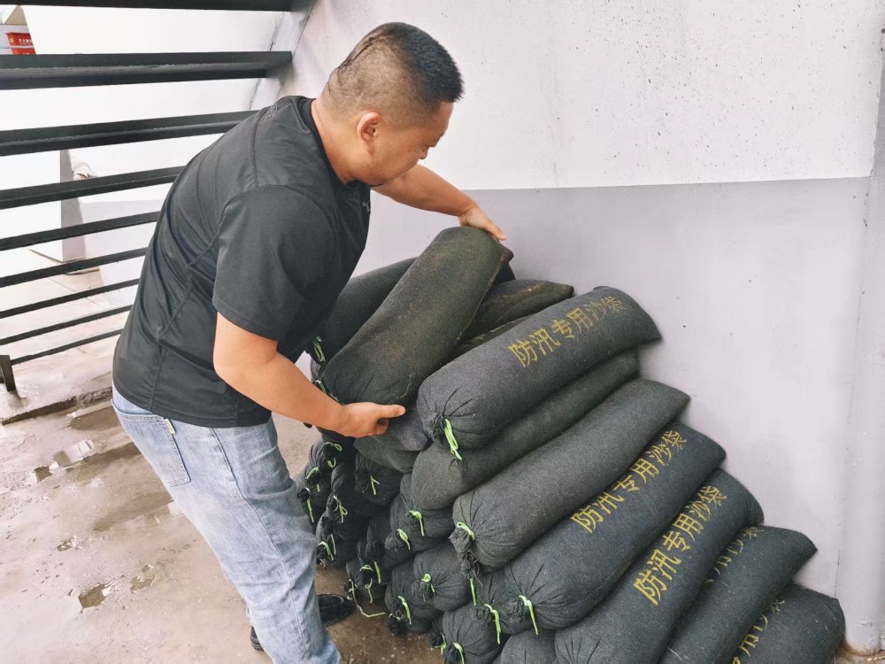 陜煤建設(shè)煤礦運(yùn)營服務(wù)分公司：織密安全防護(hù)網(wǎng) 筑牢汛期“后勤堡壘”