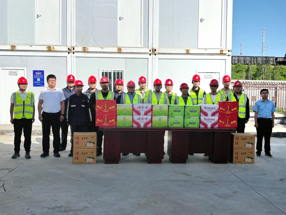 陜西小保當(dāng)?shù)V業(yè)有限公司總經(jīng)理薛曉強(qiáng)一行深入陜煤建設(shè)第二直屬項(xiàng)目部開(kāi)展“送清涼”慰問(wèn)活動(dòng)