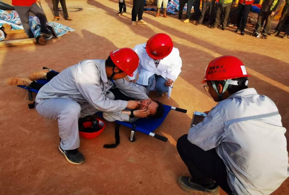 陜煤建設(shè)西北分公司汨羅項(xiàng)目部開展防暑演練培訓(xùn)聯(lián)合檢查筑牢安全防線