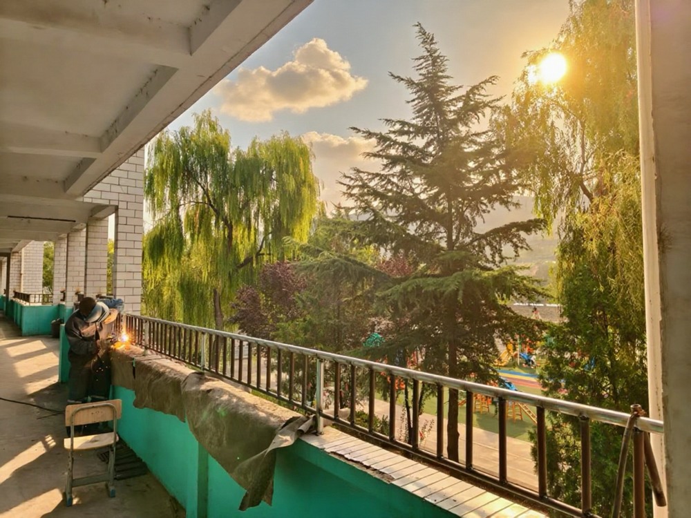 助力地方教育，護(hù)航學(xué)子平安——陜煤建設(shè)礦建二公司安裝項(xiàng)目部為卓立小學(xué)教學(xué)樓安裝防護(hù)欄桿