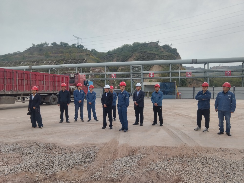 陜煤集團(tuán)府谷能源開發(fā)有限公司黨委書記、 董事長李寧蒞臨陜西新元潔能有限公司電石廠電池儲(chǔ)能調(diào)峰項(xiàng)目檢查指導(dǎo)工作