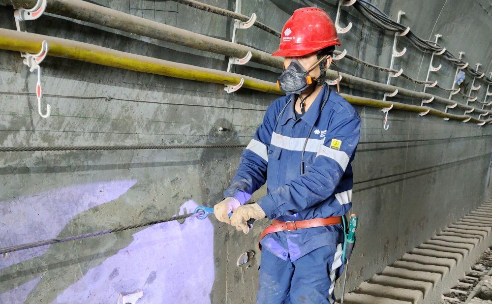 爬坡不用“喘粗氣”！玻璃溝煤礦行人助行裝置投運(yùn)，省力更暖心