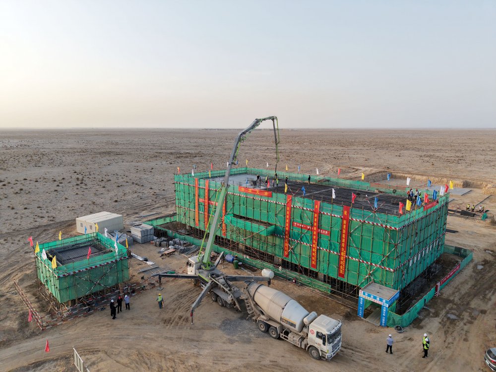 陜煤集團新疆公司兵團第十三師新星市30萬千瓦光伏發(fā)電項目升壓匯集站生產(chǎn)綜合樓、警衛(wèi)傳達室順利封頂