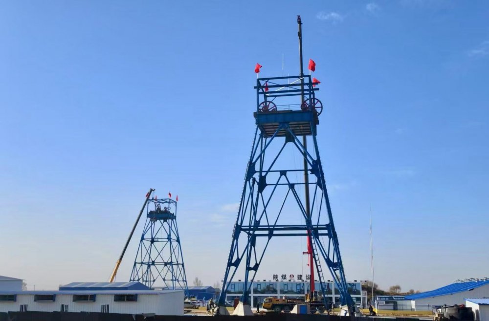 速看！陜煤建設(shè)礦建三公司又一組鑿井井架順利起吊安裝