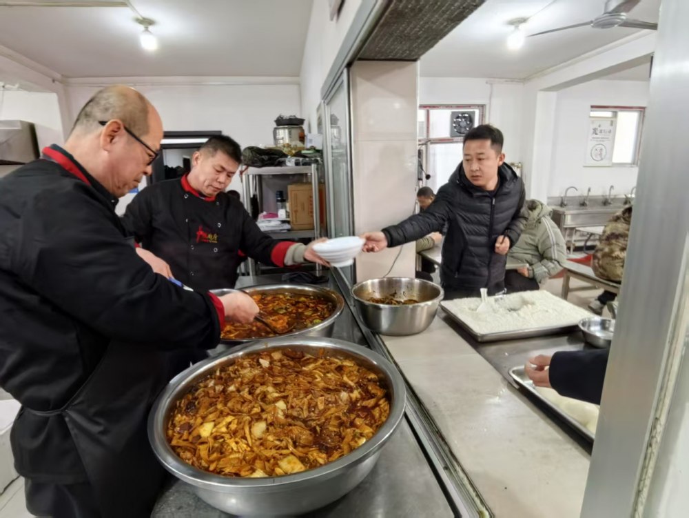 陜煤建設(shè)煤礦運(yùn)營服務(wù)分公司：一線寒冬，后勤送暖