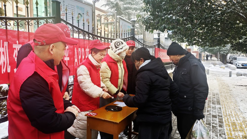 陜煤建設(shè)澄合分公司開展“手機(jī)變砝碼護(hù)公平”黨員志愿者服務(wù)活動