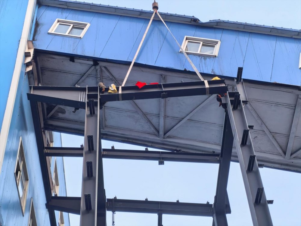 陜煤建設(shè)天工公司土建第二十五項(xiàng)目部韓家灣項(xiàng)目新增主廠房鋼結(jié)構(gòu)順利封頂！