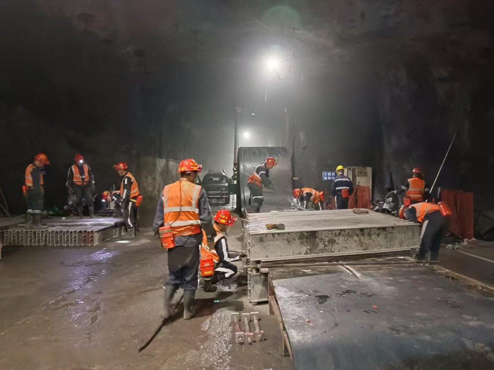 陜煤建設(shè)機(jī)電安裝公司神府項目部48小時高效完成膠帶機(jī)延伸攻堅任務(wù)