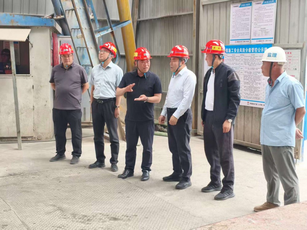 渭南市應(yīng)急管理局副局長馮黨軍帶隊到陜煤建設(shè)礦建二公司第二項目部進行檢查