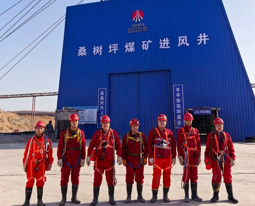 陜煤建設(shè)礦建二公司第二項目部桑樹坪煤礦北翼風(fēng)井進風(fēng)立井順利揭煤