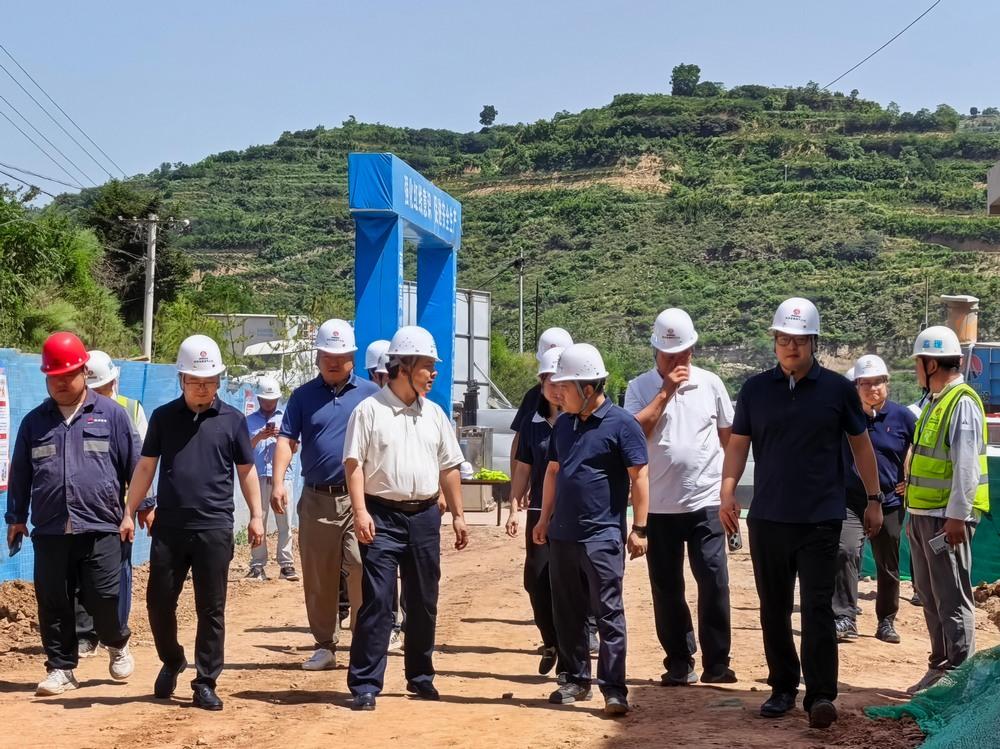 陜煤集團基本建設(shè)管理部高級主任師楊景輝一行深入洗選煤運營公司王峰項目部調(diào)研督導(dǎo)項目建設(shè)工作