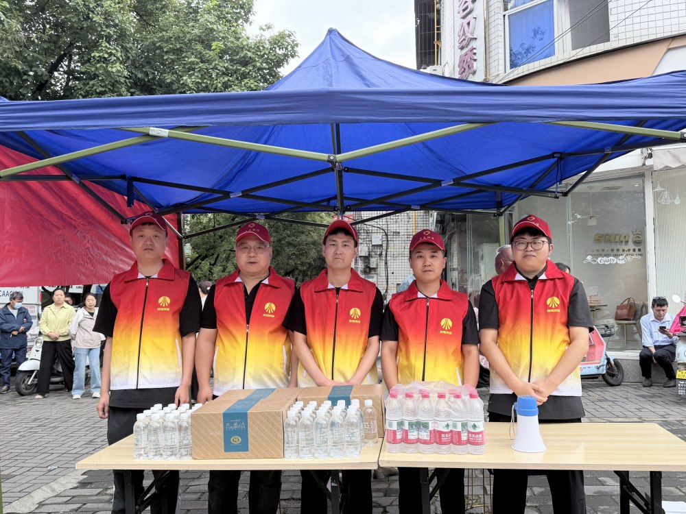 愛心送水潤考場 暖心助考顯擔當